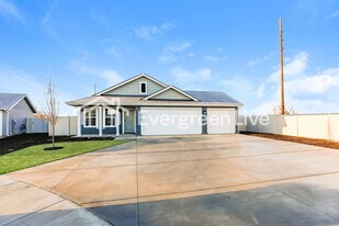 335 Lightning Ave in Middleton, ID - Building Photo