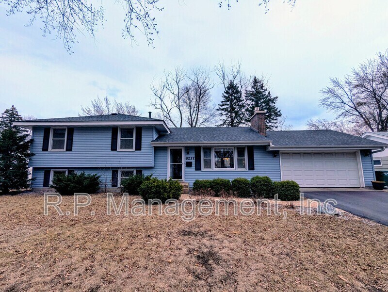 8237 Quinn Rd in Bloomington, MN - Building Photo