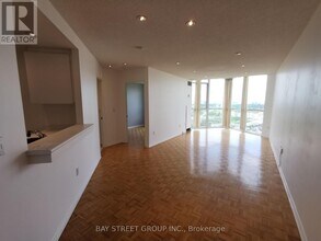 7 Concorde Pl in Toronto, ON - Building Photo - Building Photo