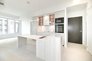 11 Yorkville Ave in Toronto, ON - Building Photo