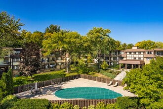 Wayzata Villa Condos in Wayzata, MN - Foto de edificio - Building Photo