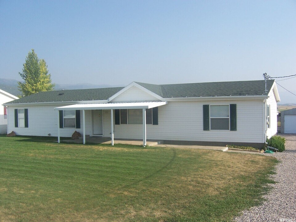 590 E 300 S St in Fairview, UT - Building Photo