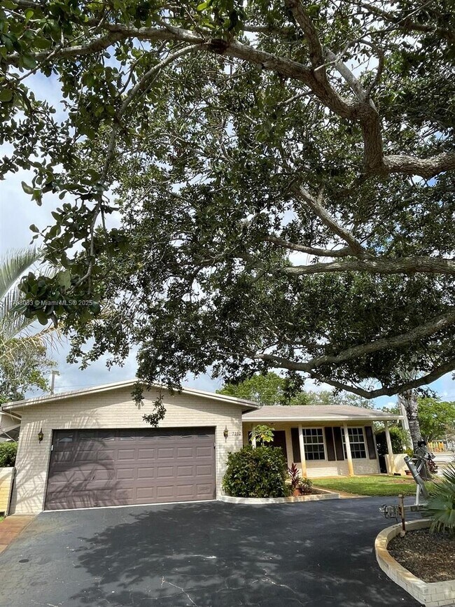 2230 N 50th Ave in Hollywood, FL - Building Photo - Building Photo
