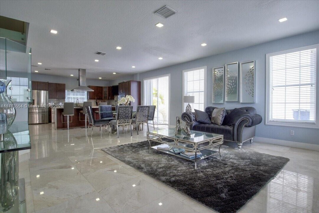 5163 NW 106th Ave in Doral, FL - Building Photo