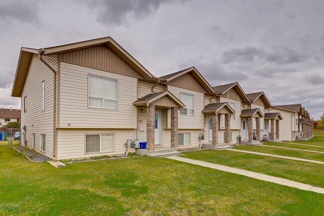 Kitson Close Townhomes in Red Deer, AB - Building Photo - Building Photo