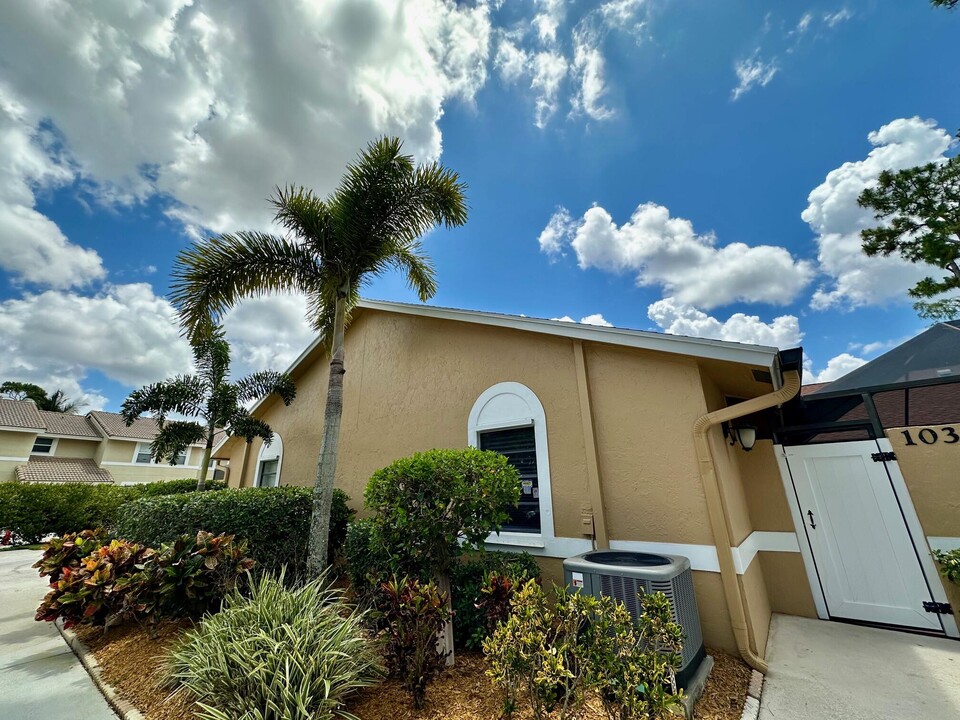 1034 Goldenrod Rd in Wellington, FL - Building Photo