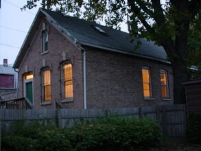 1639 N Claremont Ave, Unit Coach House in Chicago, IL - Building Photo - Building Photo