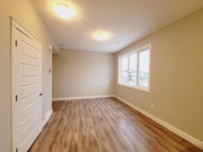 446 Allard Blvd SW in Edmonton, AB - Building Photo - Building Photo