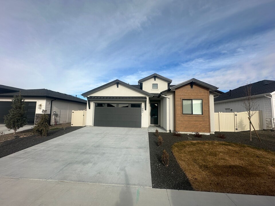 1462 W Fluorite St in Kuna, ID - Building Photo