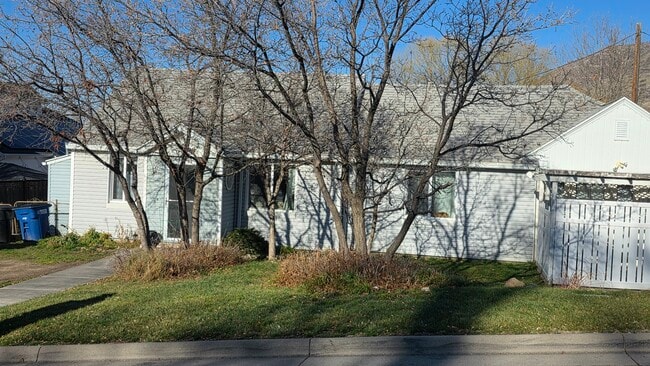 547 E 100 N in Centerville, UT - Foto de edificio - Building Photo