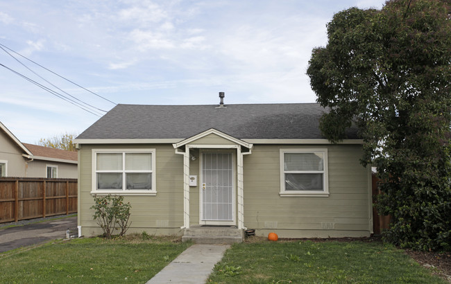 313 Vallejo St in Petaluma, CA - Foto de edificio - Building Photo