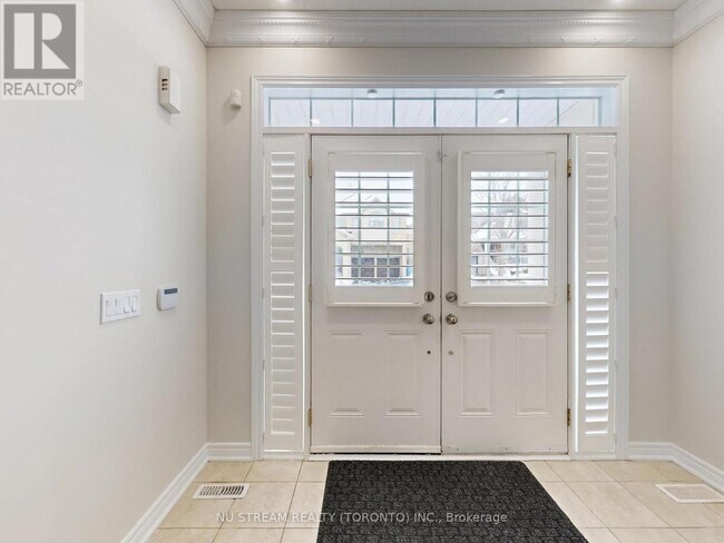 224 Aspenwood Dr in Newmarket, ON - Building Photo - Building Photo