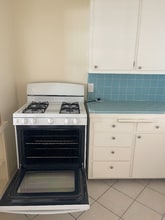 14207 Sylvan St in Los Angeles, CA - Building Photo - Building Photo