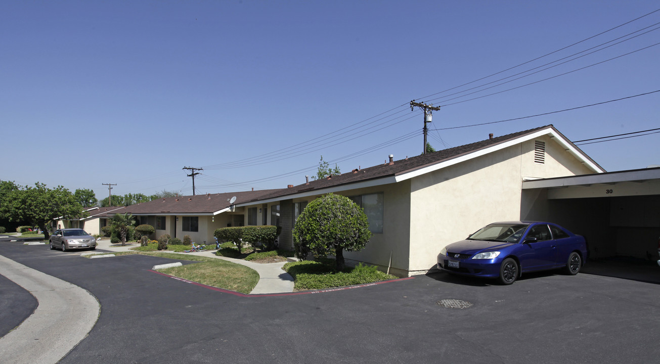 Rolling Hills Manor in Fullerton, CA - Building Photo