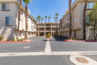 7151 S Durango Dr in Las Vegas, NV - Building Photo - Building Photo