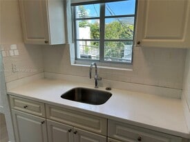 1025 Meridian Ave in Miami Beach, FL - Building Photo