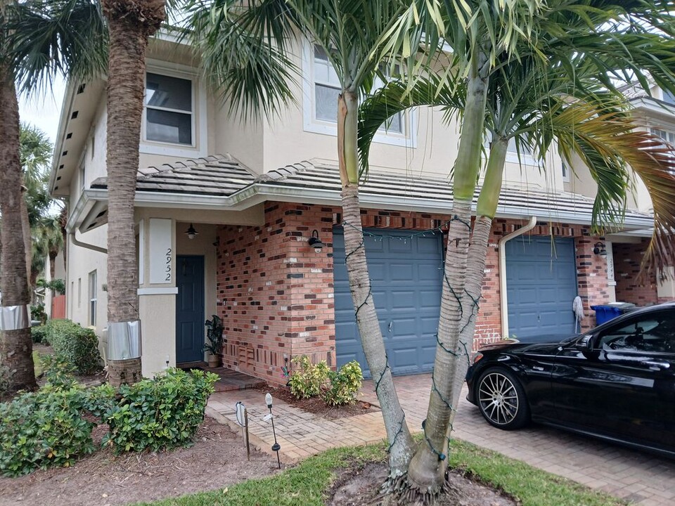 2952 NW 33rd Ln in Lauderdale Lakes, FL - Building Photo