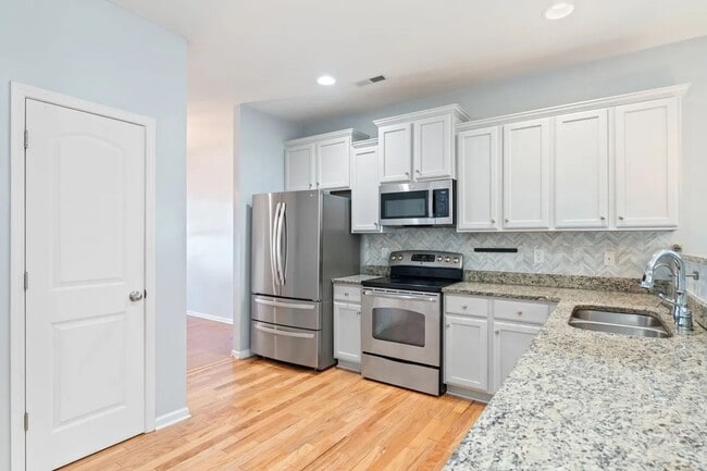 4221 Lochurst Dr in Pfafftown, NC - Building Photo - Building Photo