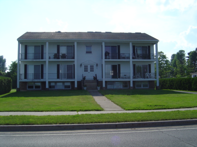 296 Lake St in Rouses Point, NY - Foto de edificio