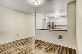 17564 NW Springville Rd in Portland, OR - Foto de edificio - Building Photo