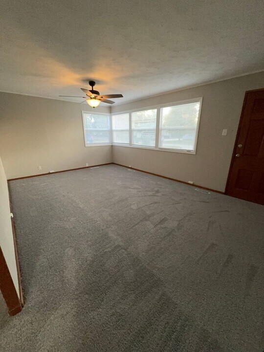 757 N Westridge Dr in Wichita, KS - Building Photo