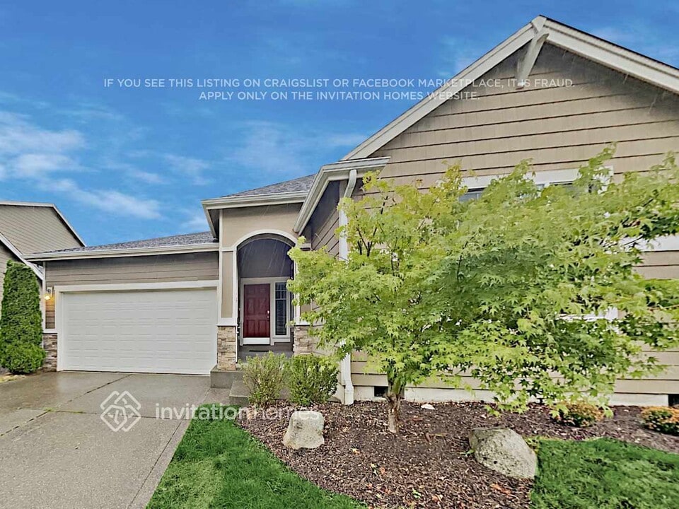 7811 164th St E in Puyallup, WA - Foto de edificio