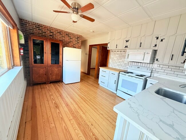 163 Hayward Pl, Unit 1 in Wallington, NJ - Building Photo - Building Photo
