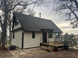 2331 Live Oak Cir in Granbury, TX - Building Photo