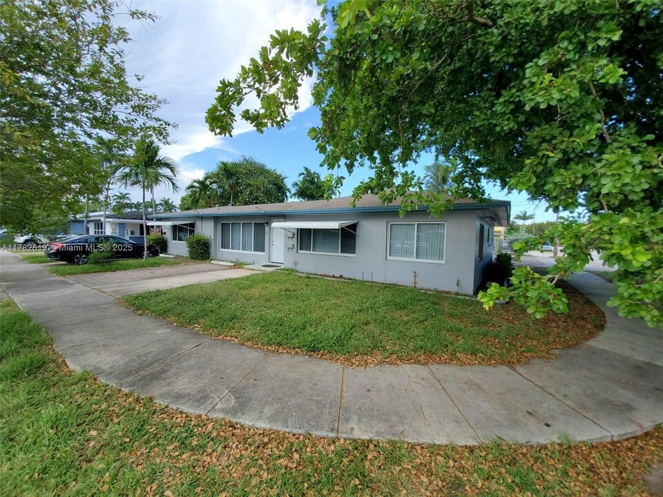 729 NE 6th St in Hallandale Beach, FL - Building Photo
