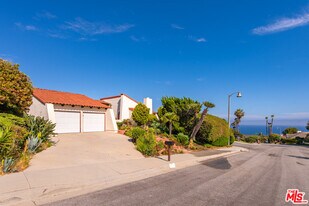 3636 Malibu Country Dr in Malibu, CA - Building Photo