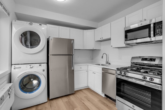 4465 MacArthur Blvd NW in Washington, DC - Foto de edificio - Building Photo