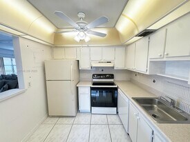 379 Saxony Ln in Delray Beach, FL - Building Photo