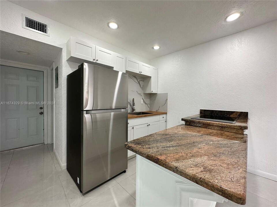 2220 Charleston St in Hollywood, FL - Building Photo