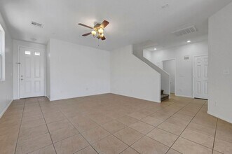 5028 Whistling Acres Ave in Las Vegas, NV - Foto de edificio - Building Photo