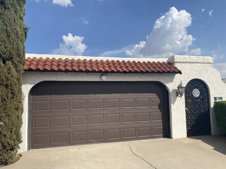 320 Thunderbird Dr in El Paso, TX - Building Photo