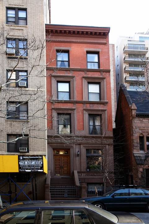 131 W 71st St in New York, NY - Building Photo