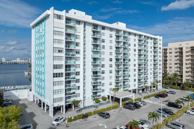 Stratford House Condominiums in North Miami Beach, FL - Building Photo - Building Photo