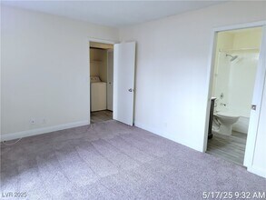 5211 Caliente St in Las Vegas, NV - Foto de edificio - Building Photo