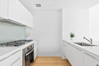 5 E 44th St in New York, NY - Building Photo - Building Photo