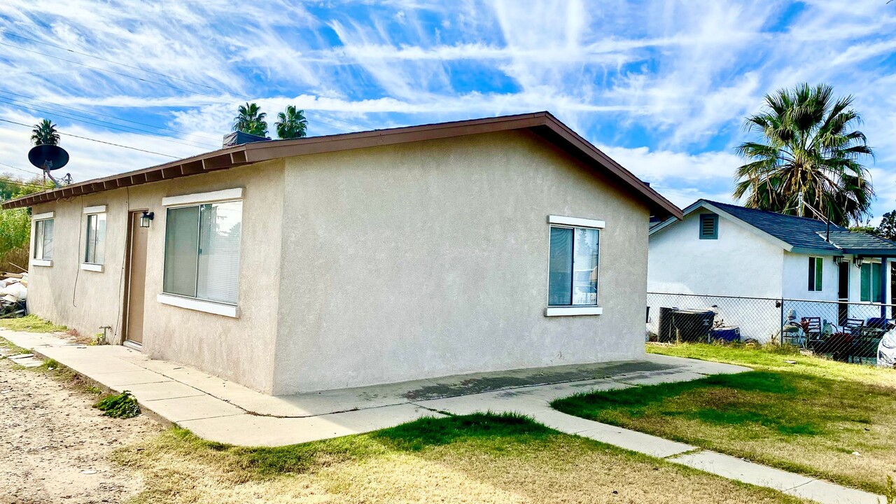 1233 Jeffrey St in Bakersfield, CA - Building Photo