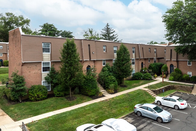 Meadowbrook Apartments in Huntingdon Valley, PA - Building Photo - Building Photo