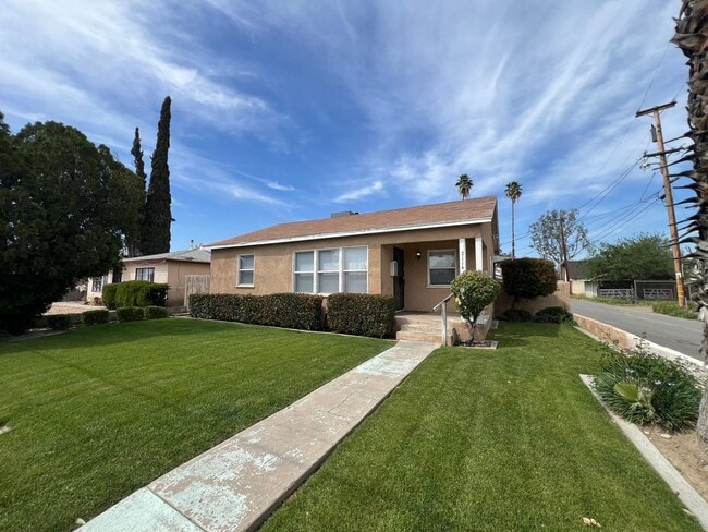 2114 Brundage Ln in Bakersfield, CA - Building Photo - Building Photo