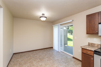 Boulder Pointe Townhomes in Sioux Falls, SD - Building Photo - Interior Photo