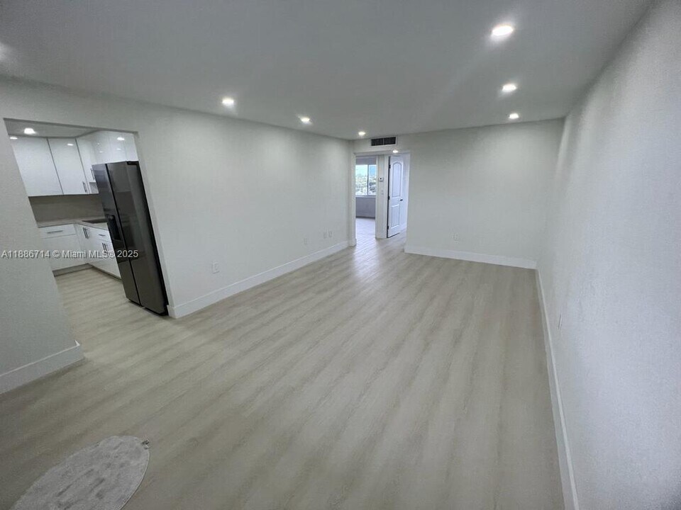 6575 W 4th Ave in Hialeah, FL - Building Photo