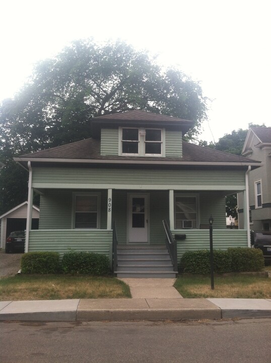 908 Dewey Ave in Kalamazoo, MI - Building Photo