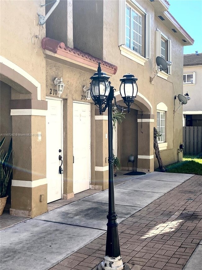 8100 W 28th Ct in Hialeah, FL - Building Photo - Building Photo