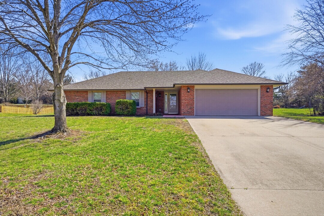 5561 Waterfront Dr N in Columbia, MO - Building Photo