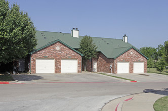 Shenandoah Townhomes & Apartments in Burleson, TX - Building Photo - Building Photo