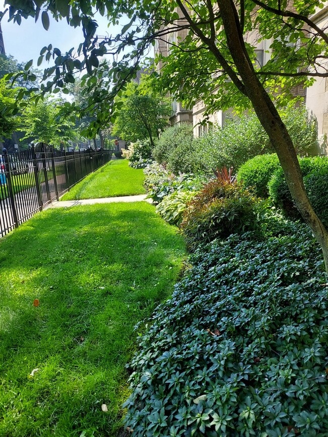 6856 S Oglesby Ave in Chicago, IL - Foto de edificio - Building Photo
