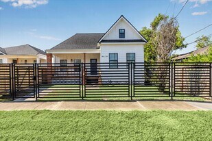 2302 Sumpter St in Houston, TX - Building Photo